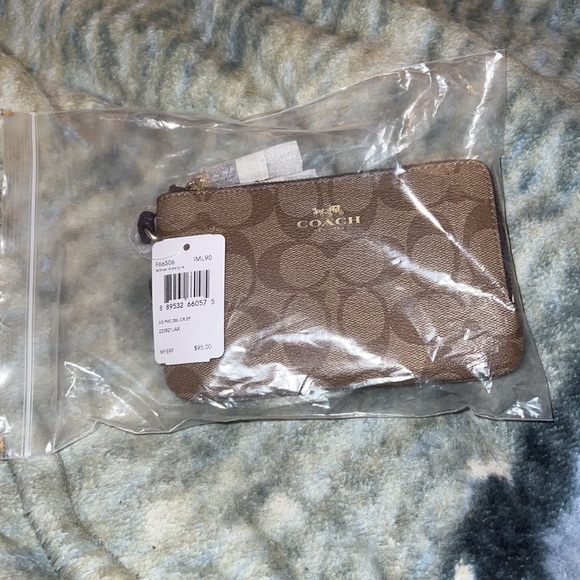 Coach wristlet brand new!!!! Price firm - Picture 4 of 6